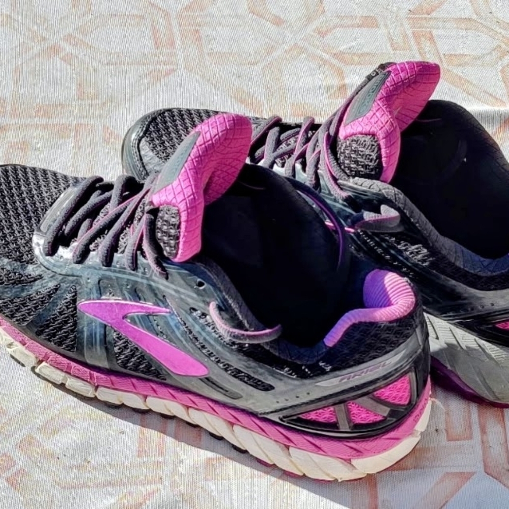 Brooks Women's Black and Pink Sneakers